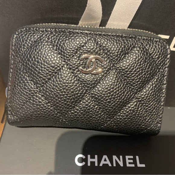 Chanel zipped card holder - Picture 2 of 8